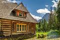 cabana din lemn situata la munte