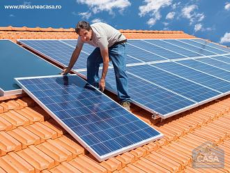 Montator de panouri solare care monteaza panouri solare pe un acoperis