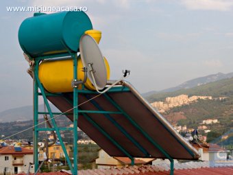 Panou solar si rezervor de apa pe acoperisul unei case