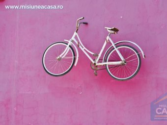 Bicicleta suspendata pe perete