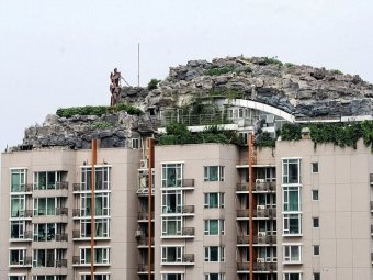 Munte construit pe acoperisul unui bloc din China