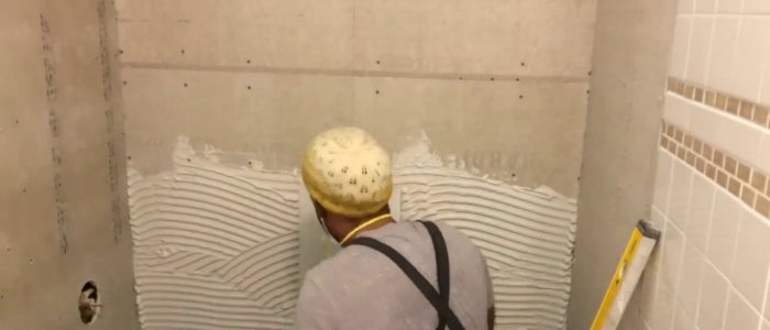 Amenajarea baii: sfaturi despre indepartarea suprafetelor vechi si de aplicare a gletului