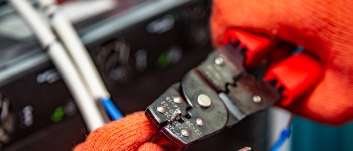 5 tipuri de clesti de sertizare: cum alegi corect un cleste pentru conectori solari