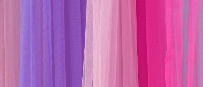 Ce perdele alegi intr-o camera cu pereti colorati sau tapet cu model?