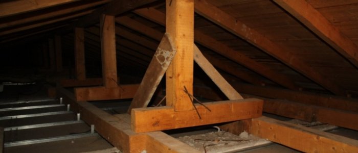 Cum izolezi corect planseul podului rece – ghid complet (vata minerala, folie, OSB)