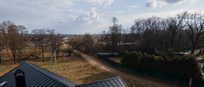 Invelitoarea din tabla faltuita: de ce cladirile care o au arata diferit fata de toate celelalte