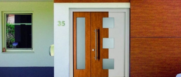 Lemn stratificat vs lemn clasic: diferentele la o usa de intrare