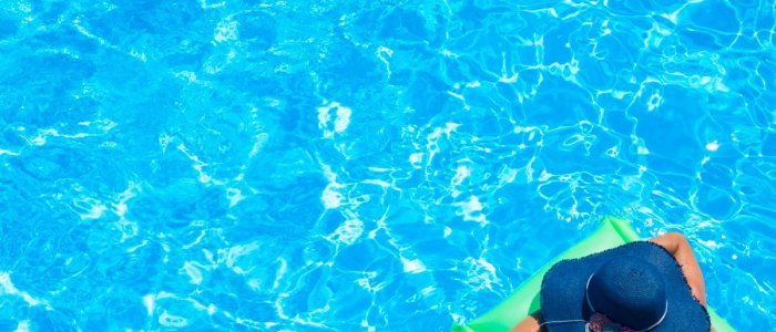 Piscina din curtea casei, oaza ta de relaxare