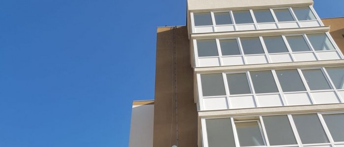 Repararea acoperisurilor fara schela: cand este util alpinismul utilitar