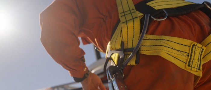 Siguranta la cote inalte: solutiile Huennebeck pentru muncitori protejati pe schele