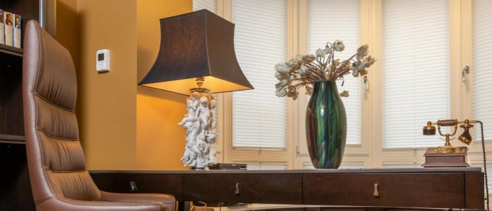 Unde gasesti birouri si biblioteci din lemn masiv pentru home office in 2026 si ce optiuni de produse poti alege?