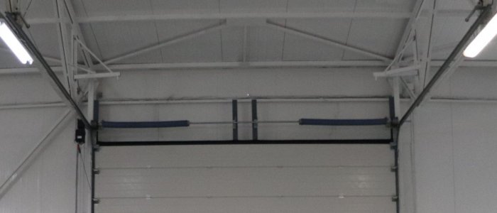 Usi de garaj sectionale industriale – solutia KNZ Doors pentru eficienta, siguranta si durabilitate