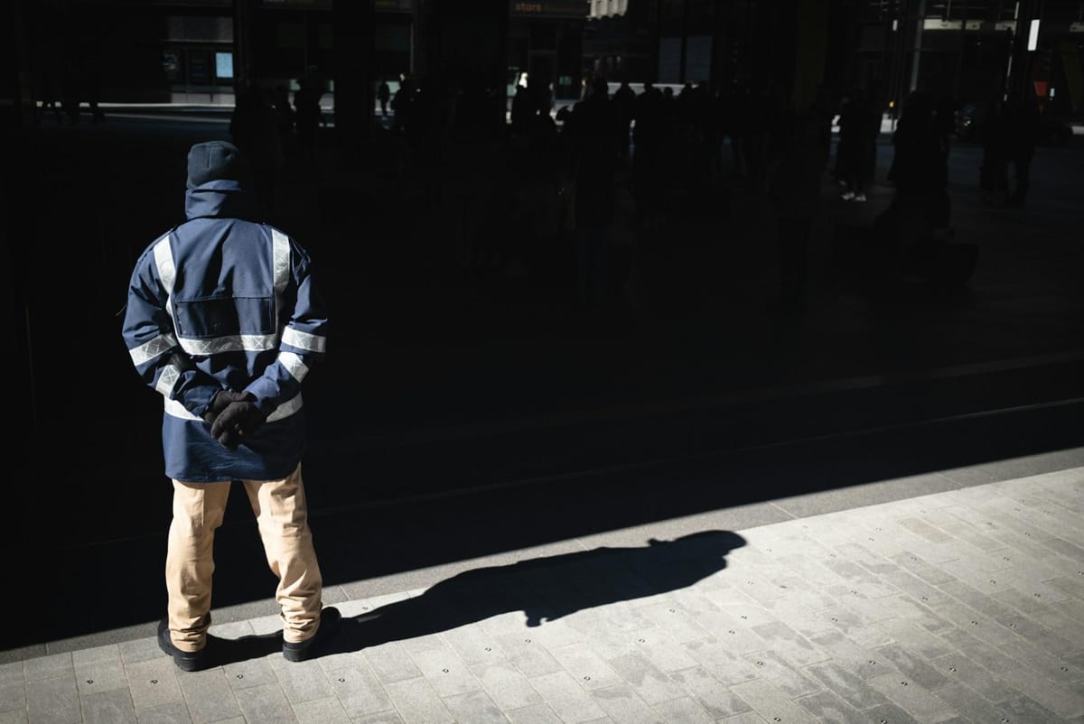 Agent de pază completează un raport electronic pe tabletă, parte din procesul de formare digitală în securitate