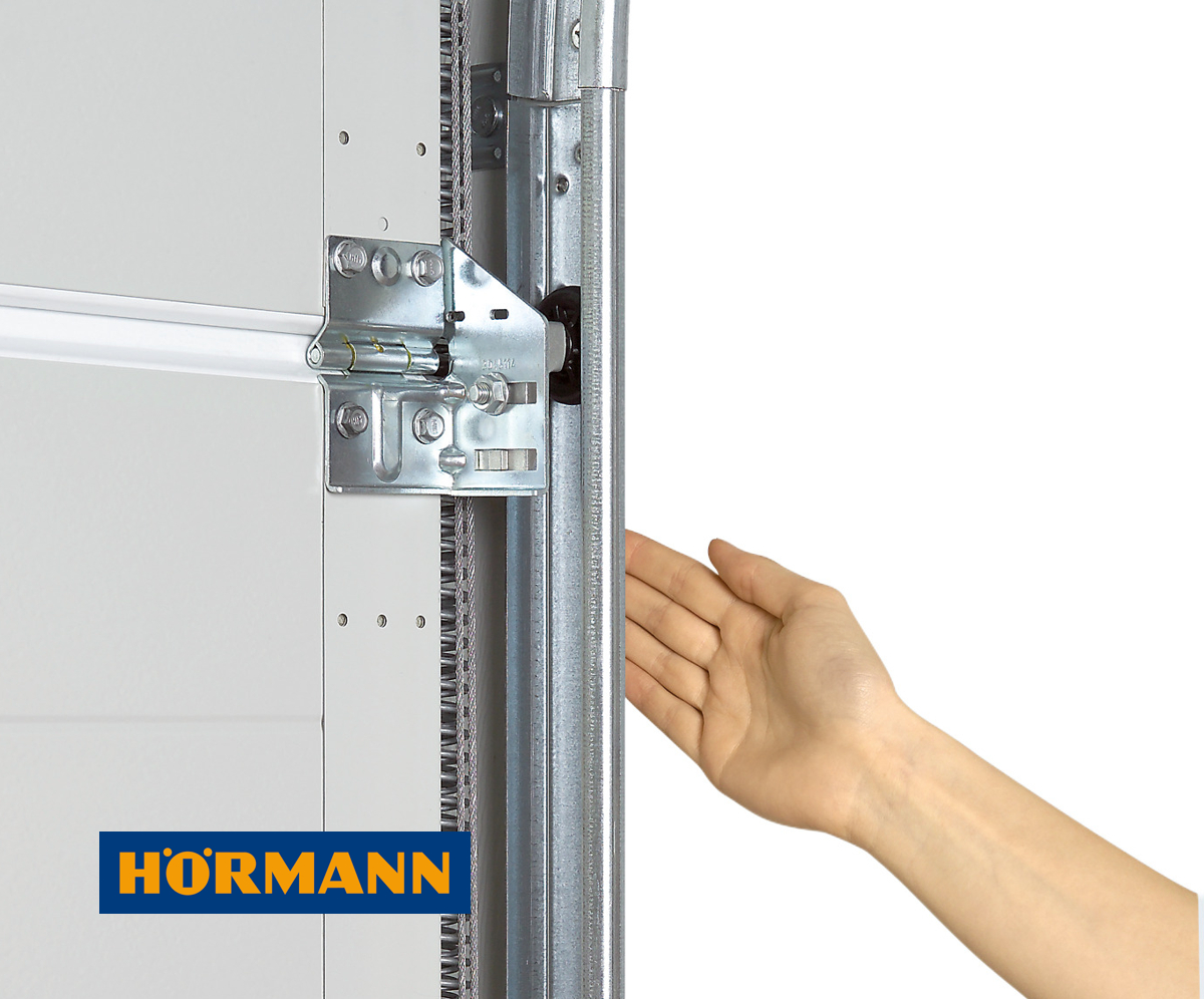 Hörmann, dotare standard – profil șine de culisare cu protecție la introducerea mâinii.