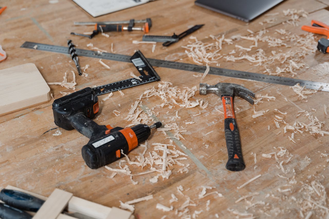 Atelier de bricolaj cu scule manuale și electrice MisterTools, ideal pentru proiecte DIY de acasă