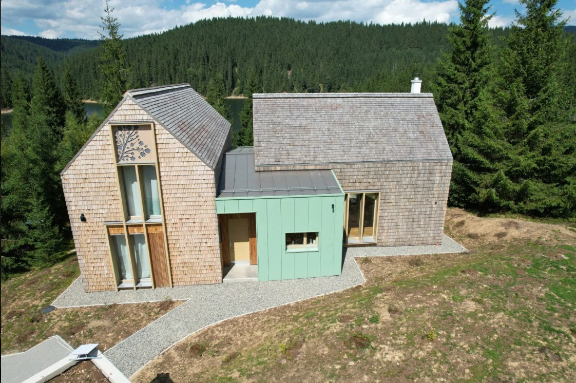 Exemplu de casa cu fatada lemn natural, sindrila de la Georoof