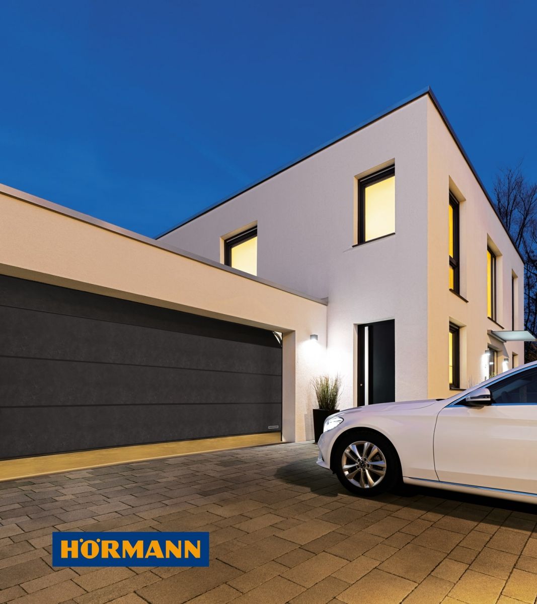 Ușă de garaj Hoermann, eficienta energetic, pentru o fatada moderna