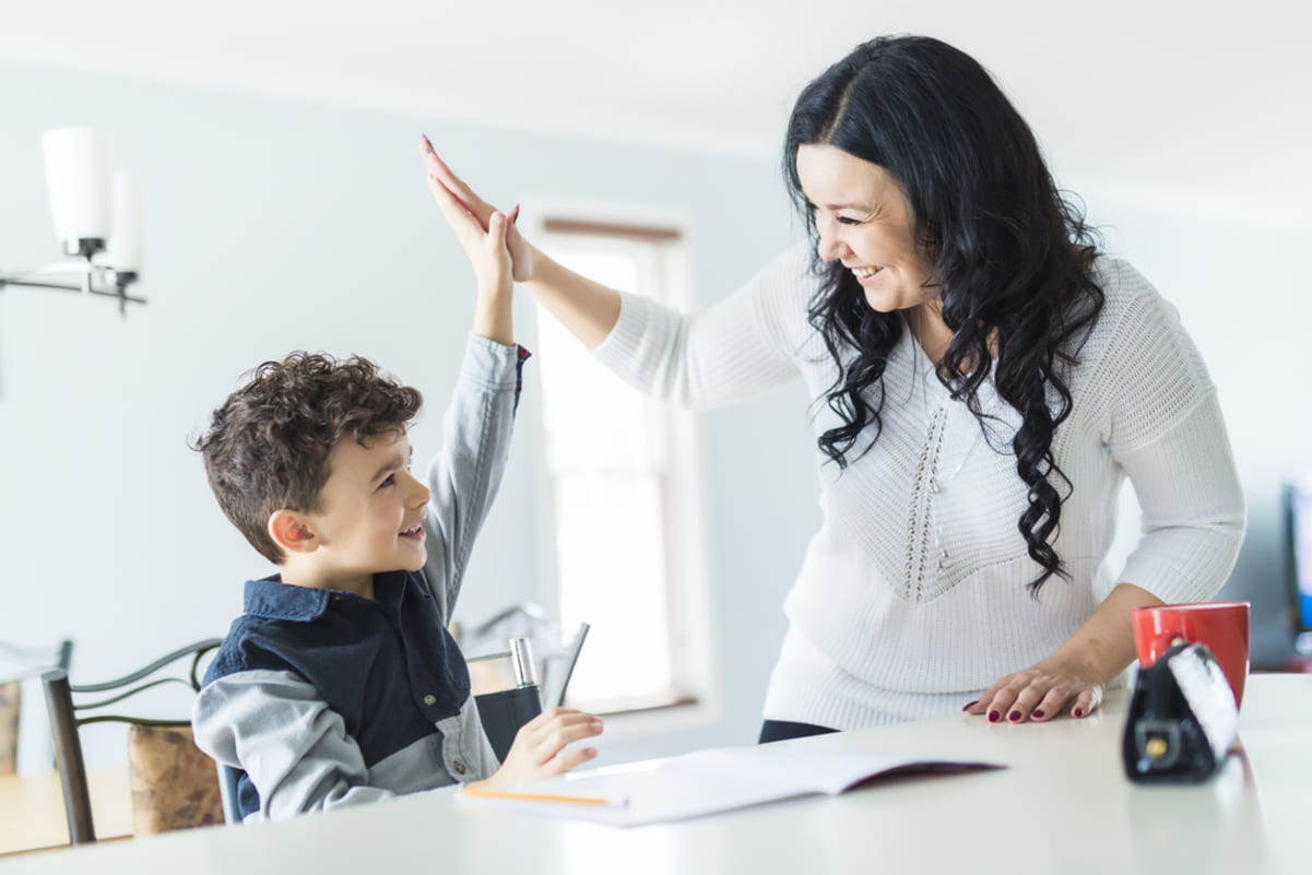 Psiholog discutând cu un adolescent despre opțiunile de carieră și orientare școlară.