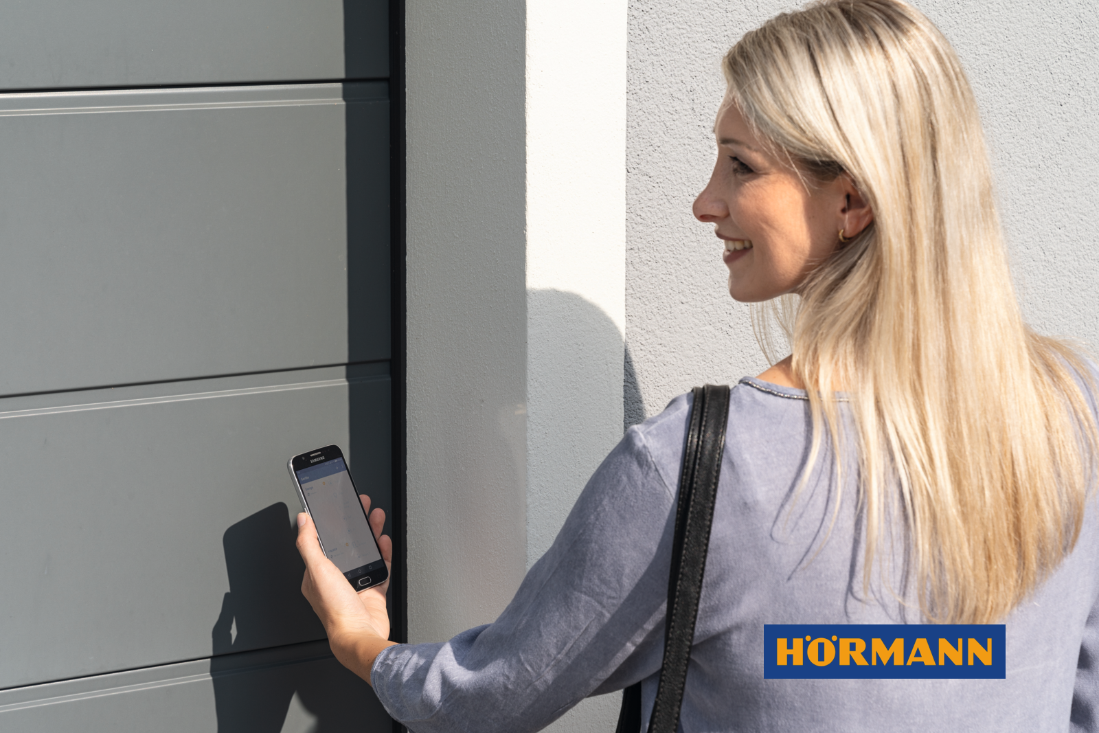 Usa sectionala de garaj automata controlata din aplicatie smartphone / smart home - Hörmann