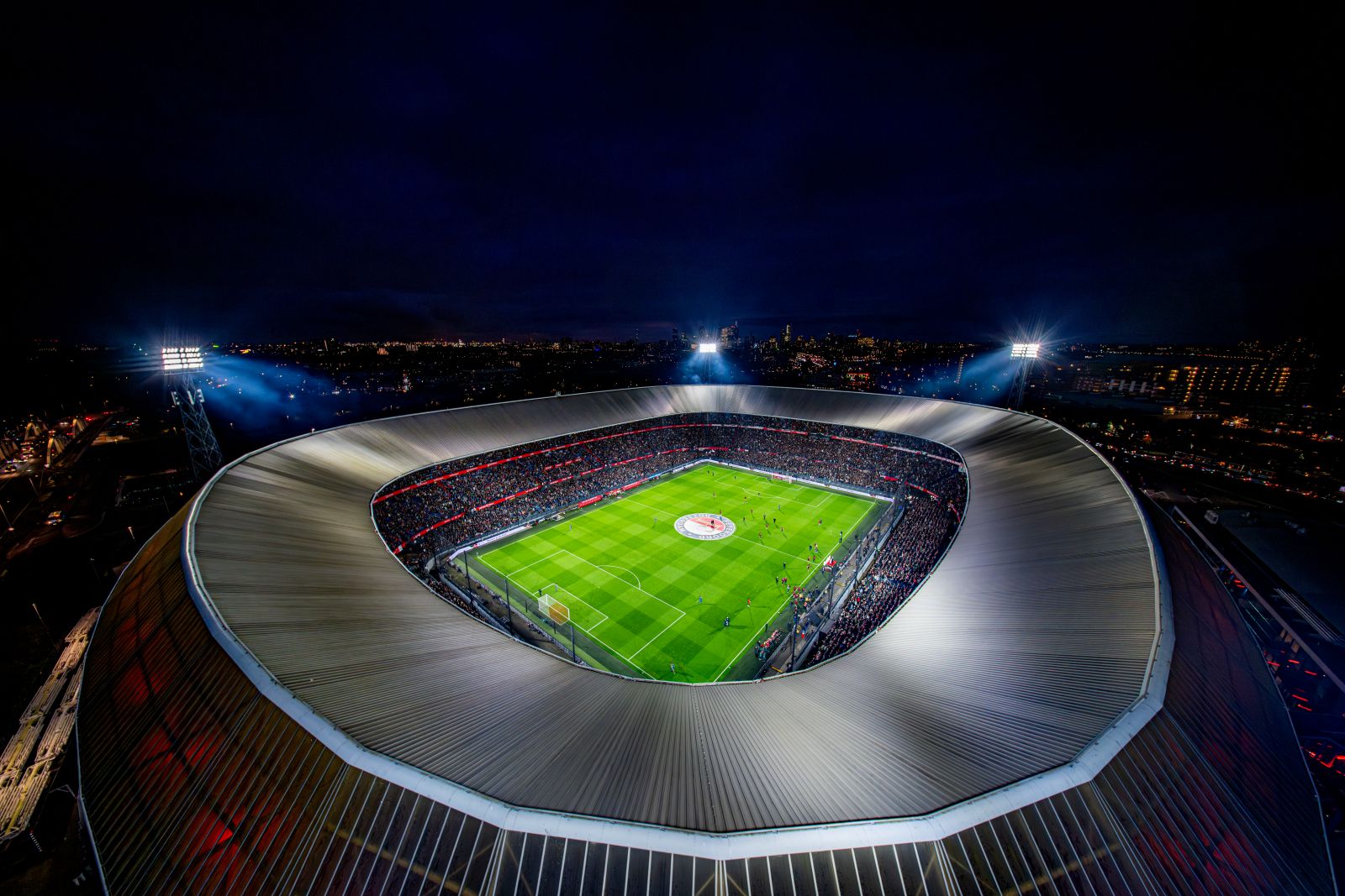 Iluminatul LED Signify Arenavision pe Stadionul Feyenoord din Rotterdam, optimizat pentru meciuri internaționale și eficiență energetică