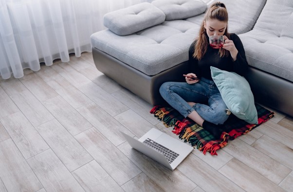 Termostat digital montat pe perete, controlând un sistem de încălzire electrică în pardoseală într-un ambient modern