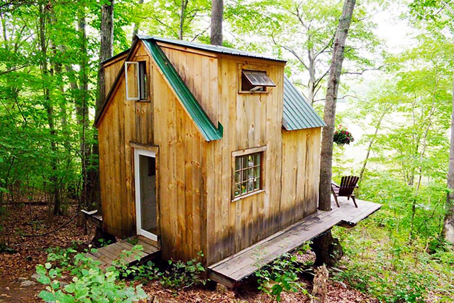 Casa mica din lemn in padure