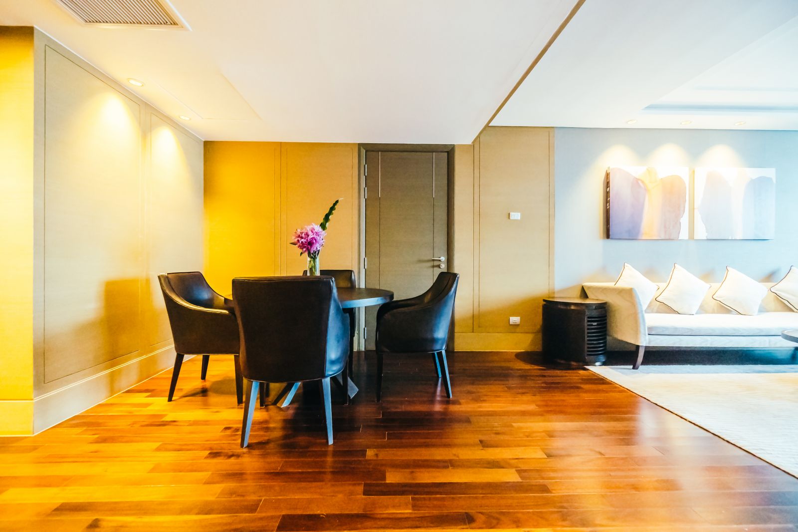 Living modern amenajat în tonuri calde, exemplu de alegere echilibrată a culorii pentru lavabila de interior