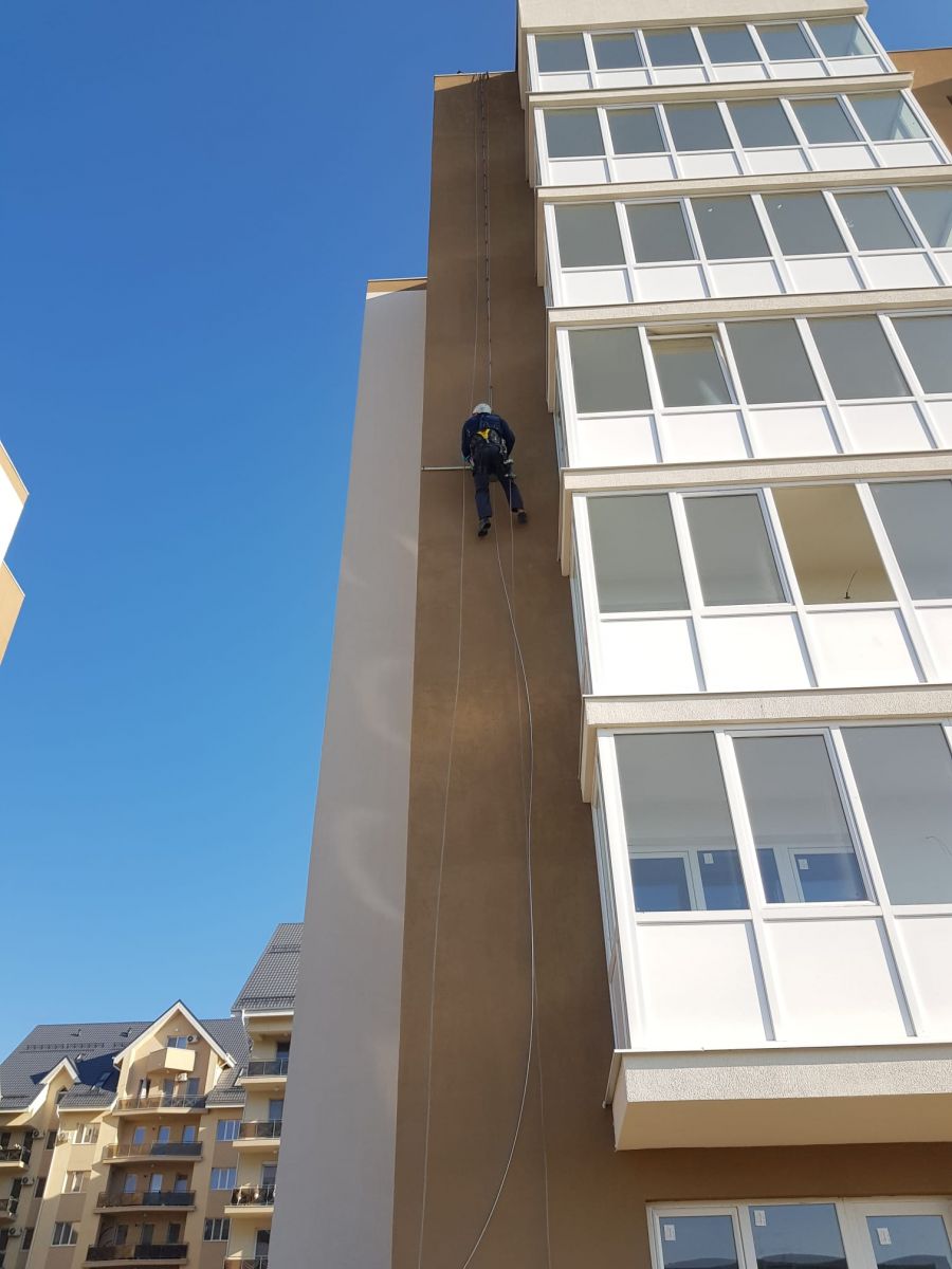 Alpinist utilitar care execută o intervenție la înălțime fără montarea schelei