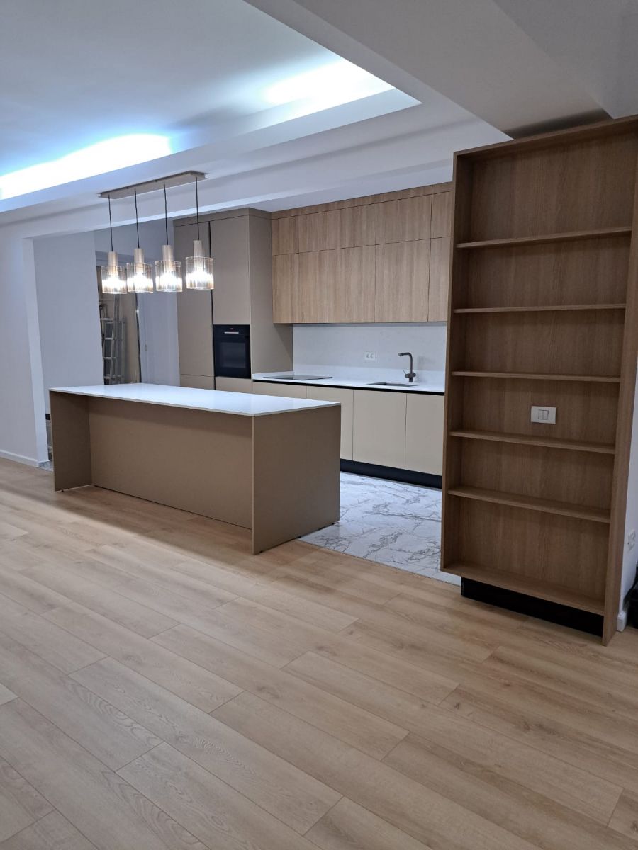 Living modern amenajat după renovarea completă a unui apartament din București, cu finisaje premium și iluminat ambiental.
