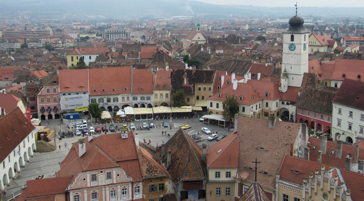 Panorama centrului istoric din Sibiu, cu clădiri moderne și tradiționale, reprezentând contextul urban pentru ansamblurile rezidențiale eficiente energetic.