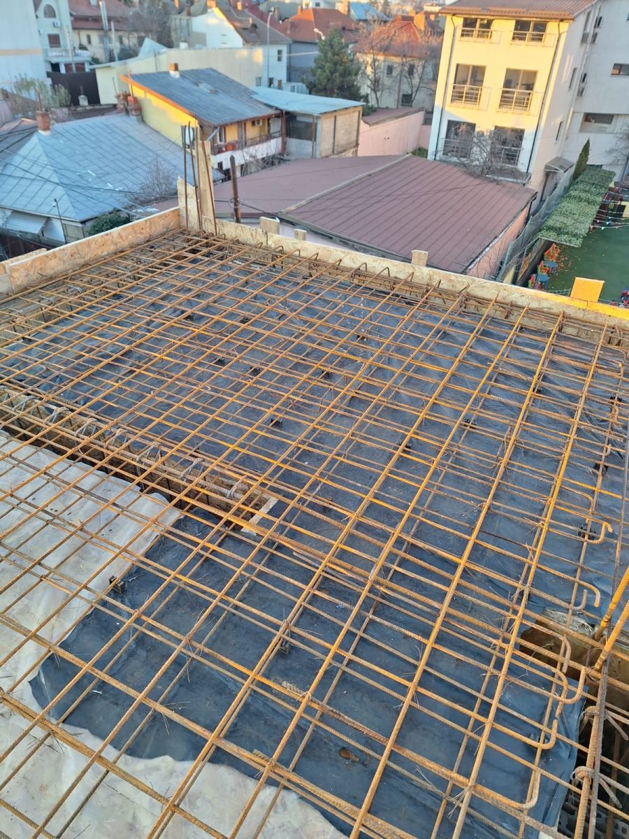 Armarea planșeului din beton înainte de turnare la casa P+1 din Drumul Sării, Sector 6