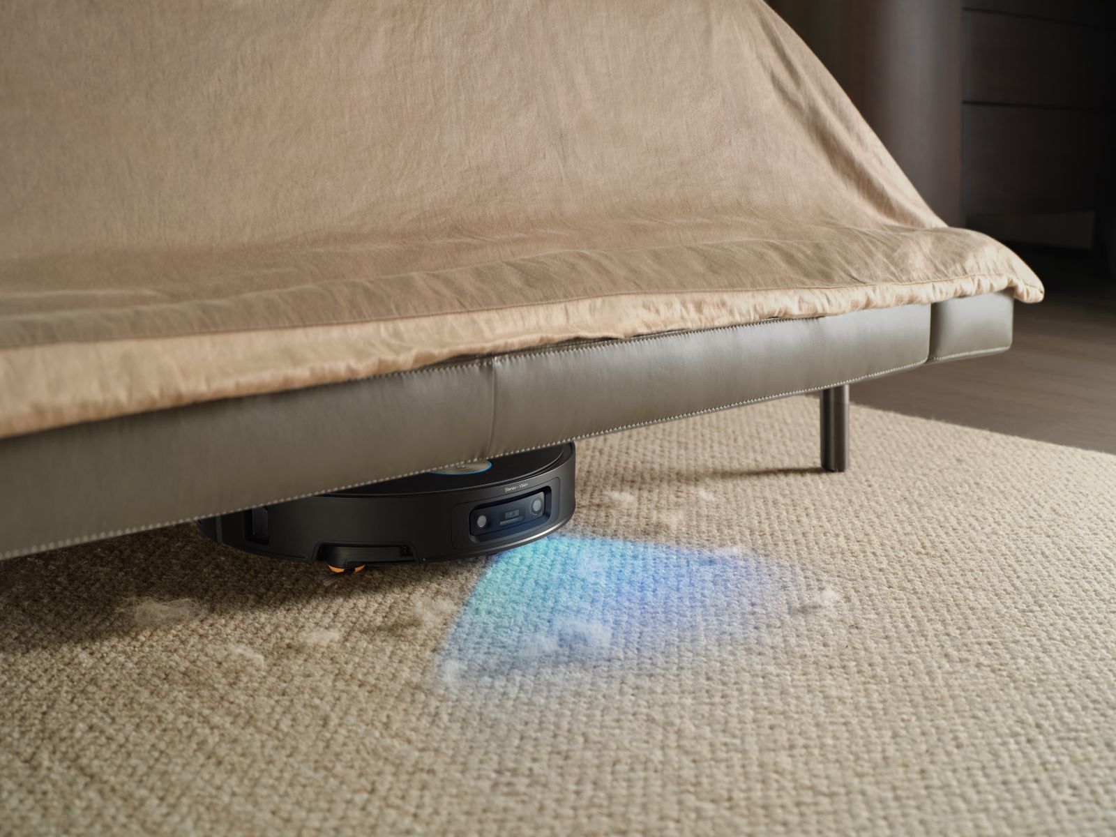 Aspirator robot Dreame cu design ultra-subțire curăță eficient sub canapea și mobilier jos.