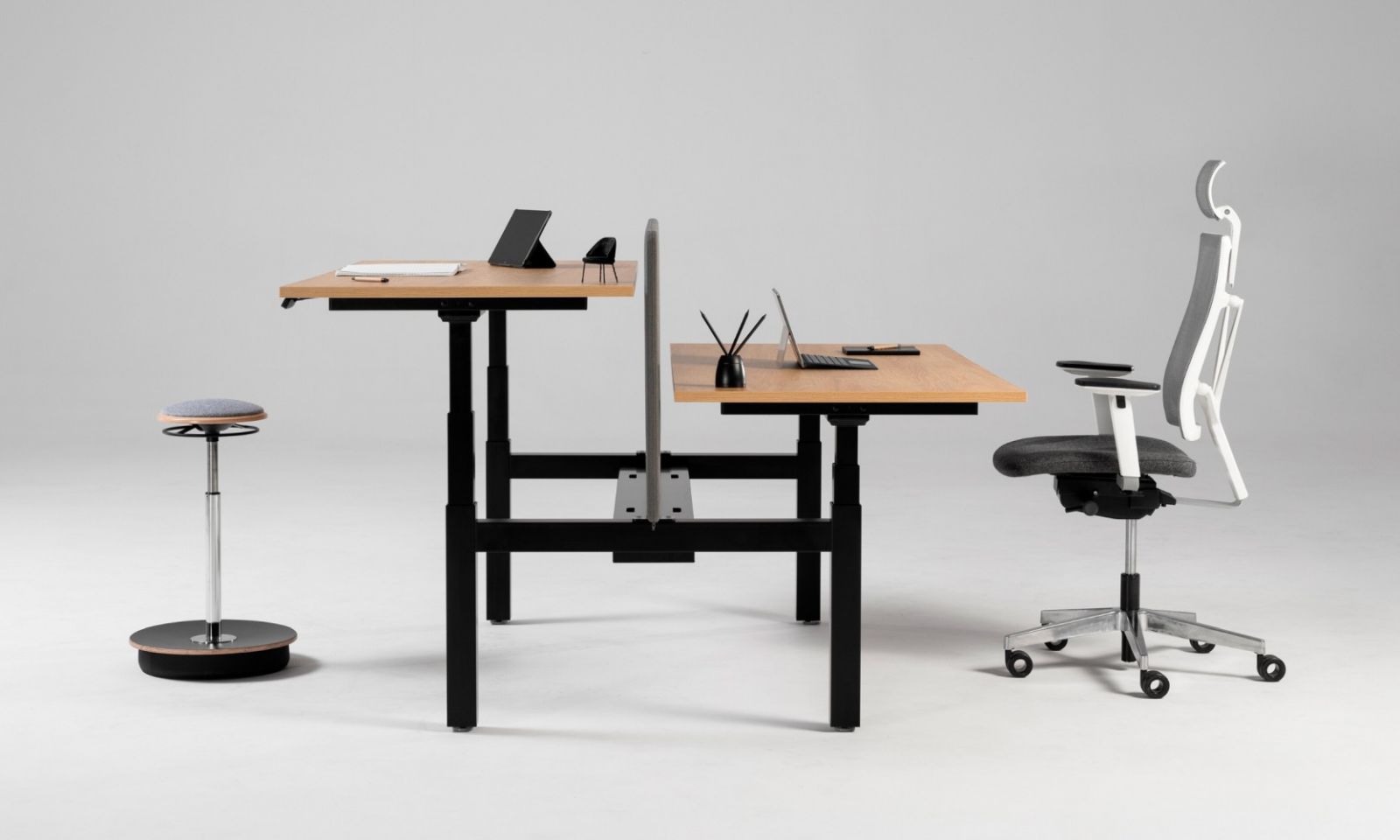 Birou cu înălțime fixă, design ergonomic, recomandat de Birouconcept.ro pentru spații de lucru moderne
