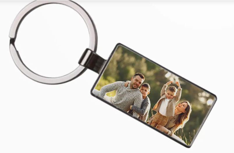 Brelocuri personalizate cu poză, ideale ca daruri mici, dar cu mare valoare sentimentală