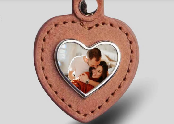 Brelocuri personalizate cu poză, ideale ca daruri mici, dar cu mare valoare sentimentală