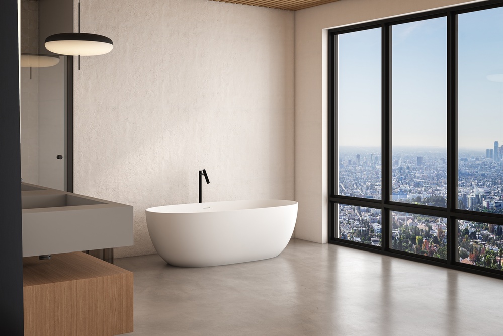 Cadă de baie freestanding modernă, amplasată într-o baie luminoasă cu design minimalist și vedere panoramică.