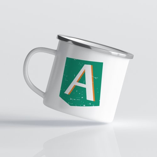 Cană metalică emailată personalizată cu inițială și nume, model alb cu design modern