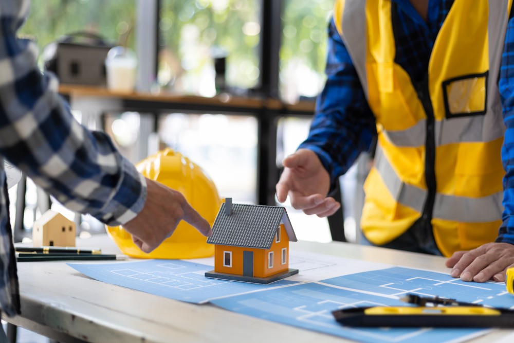 Echipă Carpat Construct Concept în timpul unei lucrări de construcție completă, de la fundație la finisaje.