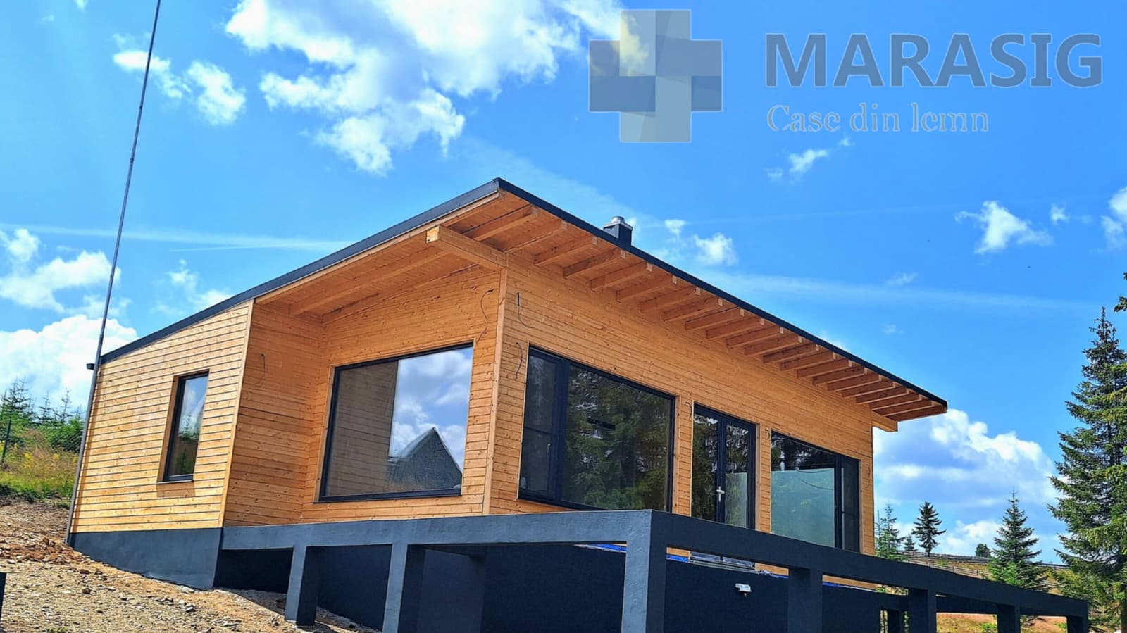 Casă modernă din lemn realizată în sistem timberframe, cu fațadă naturală, ferestre mari și eficiență energetică ridicată, proiect Marasig Wood Production.