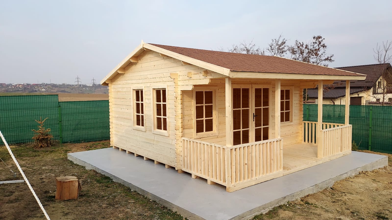 Model de căsuță din lemn cu terasă Rexal Accent, ideală pentru relaxare în grădină.