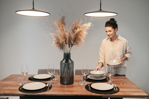 Amenajare interioara eleganta, cu masa decorata modern si iluminata de lustre LED suspendate, sugestiva pentru alegerea lustrei potrivite in living, dormitor sau bucatarie.