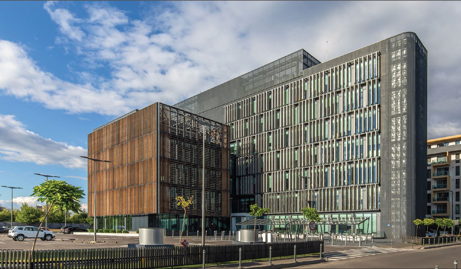 Fațadă cortină modernă din aluminiu pentru clădiri de birouri, exemplu de arhitectură contemporană și eficiență energetică.