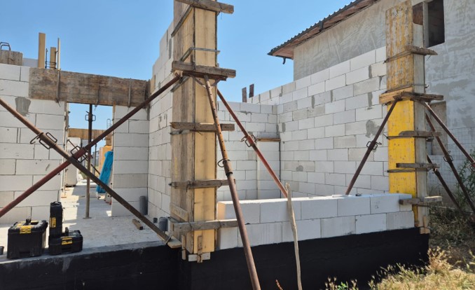 Sistem de cofraje pentru fundație și stâlpi din beton, montat și sprijinit pe șantier