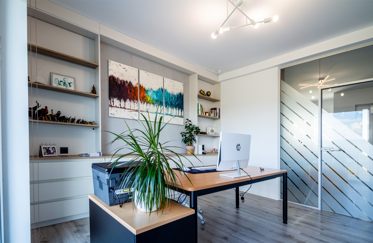 Living modern cu accente naturale, plante verzi și mobilier din lemn masiv – proiect Studio A, designer interior Cluj.