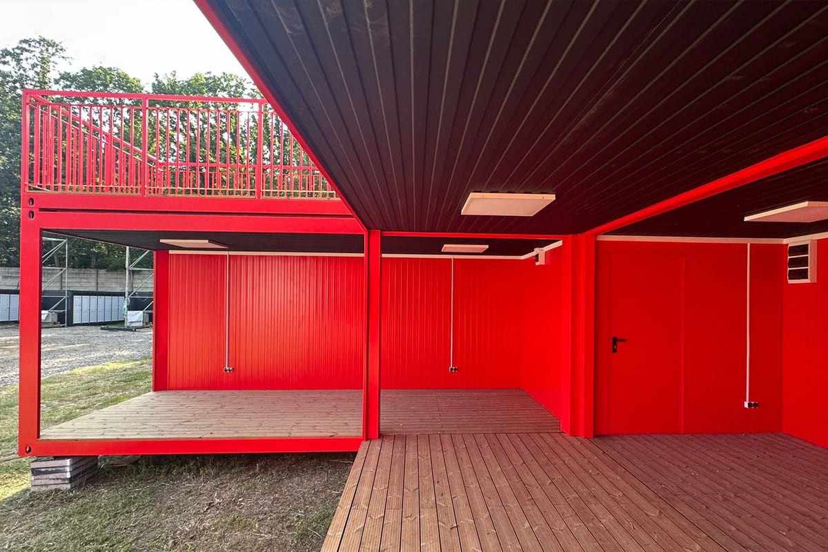 Container bar roșu cu terasă, amenajat pentru evenimente, festivaluri și spații HoReCa modulare în aer liber