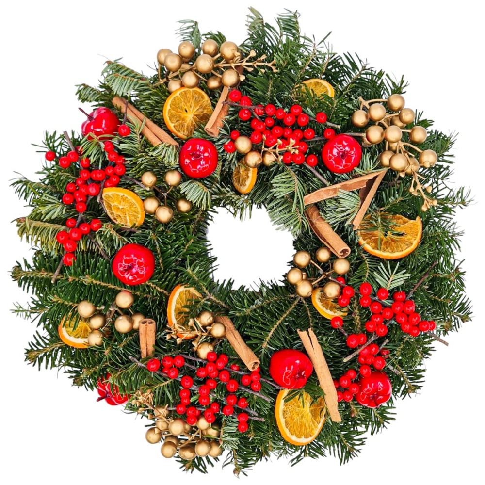 Coroniță festivă din brad natural cu portocale uscate, scorțișoară, accente aurii și boabe roșii.
