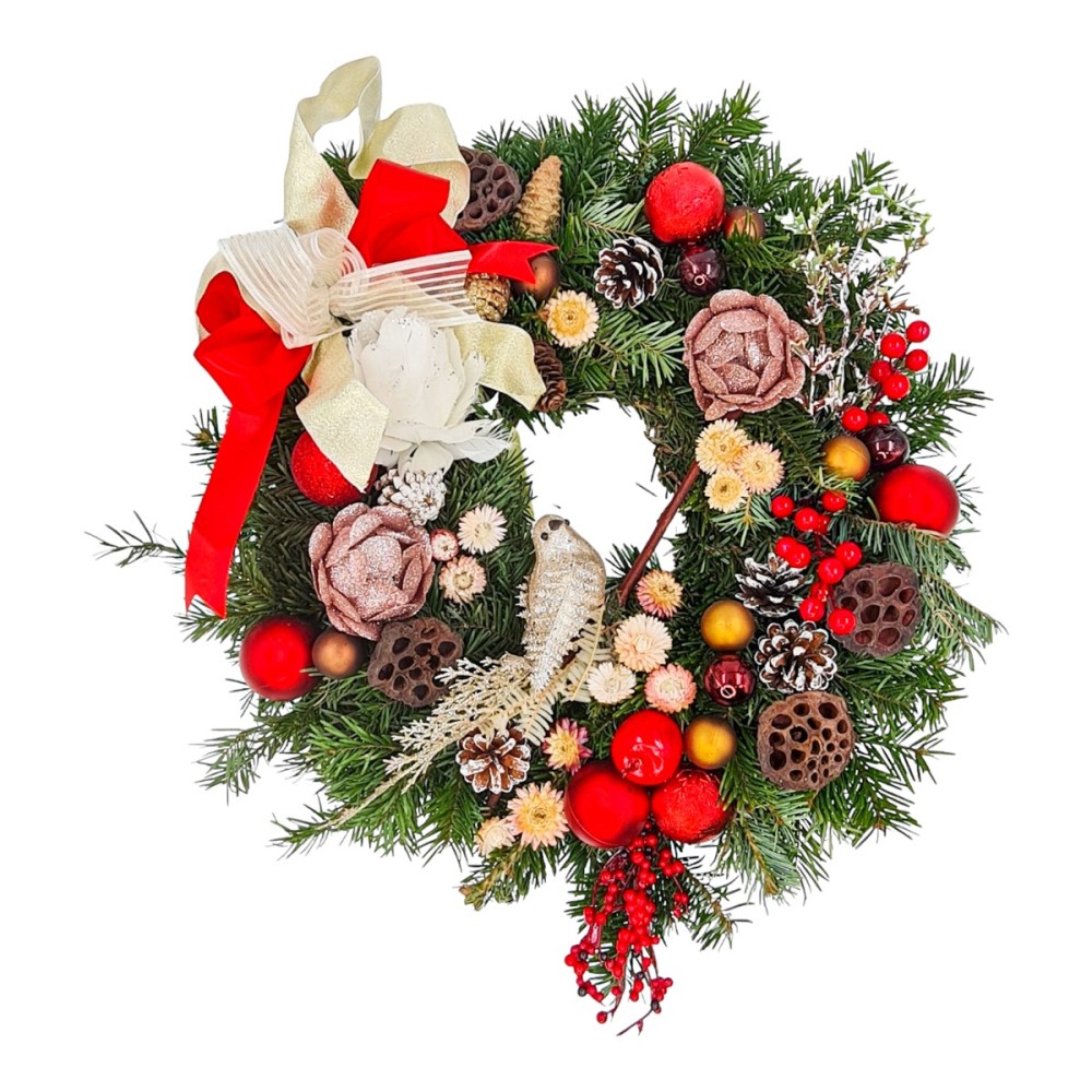 Coroniță de Crăciun realizată din brad natural, flori decorative, conuri și fundă roșie.