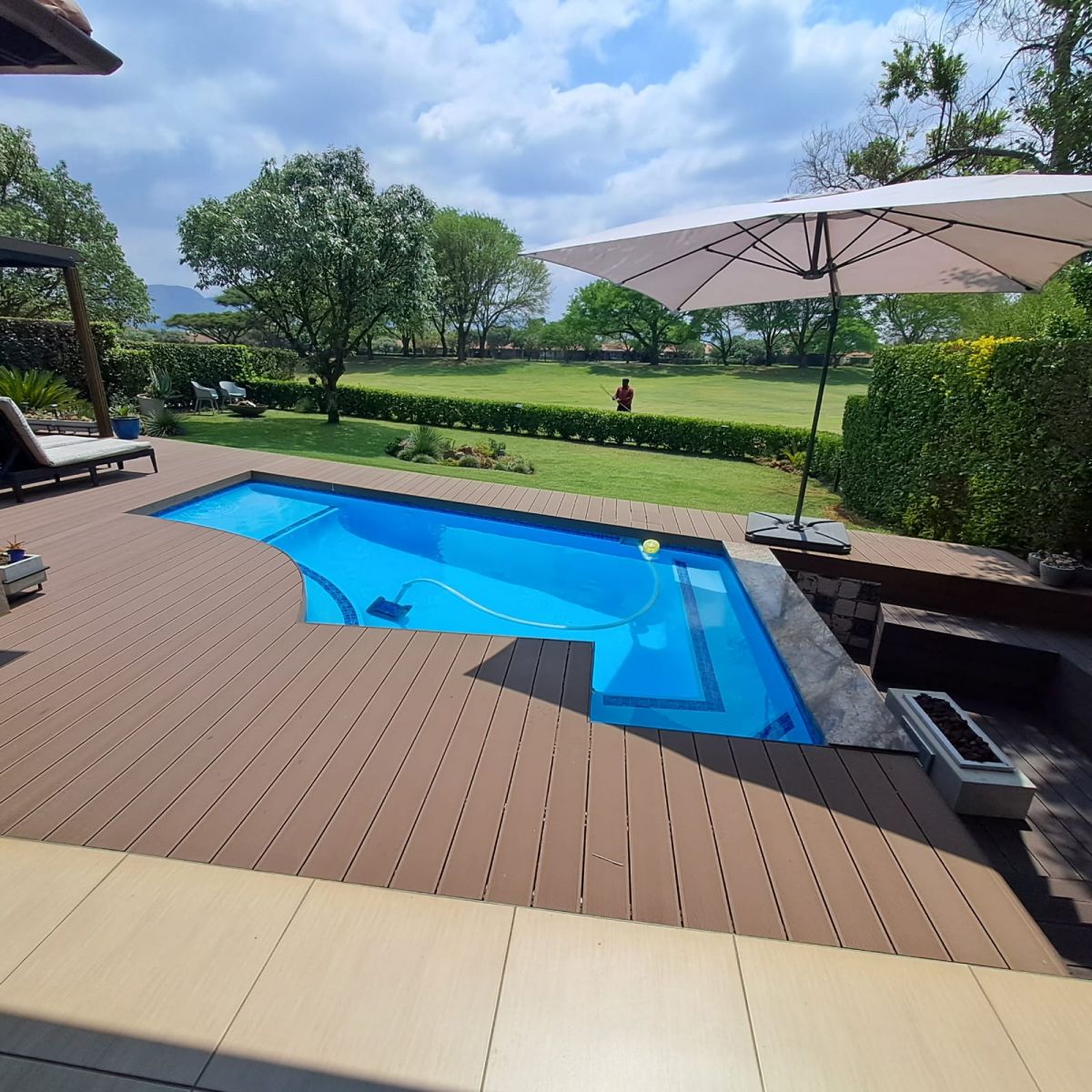 Detaliu al texturii antiderapante pentru plăci WPC, ideală pentru siguranța în zona piscinei