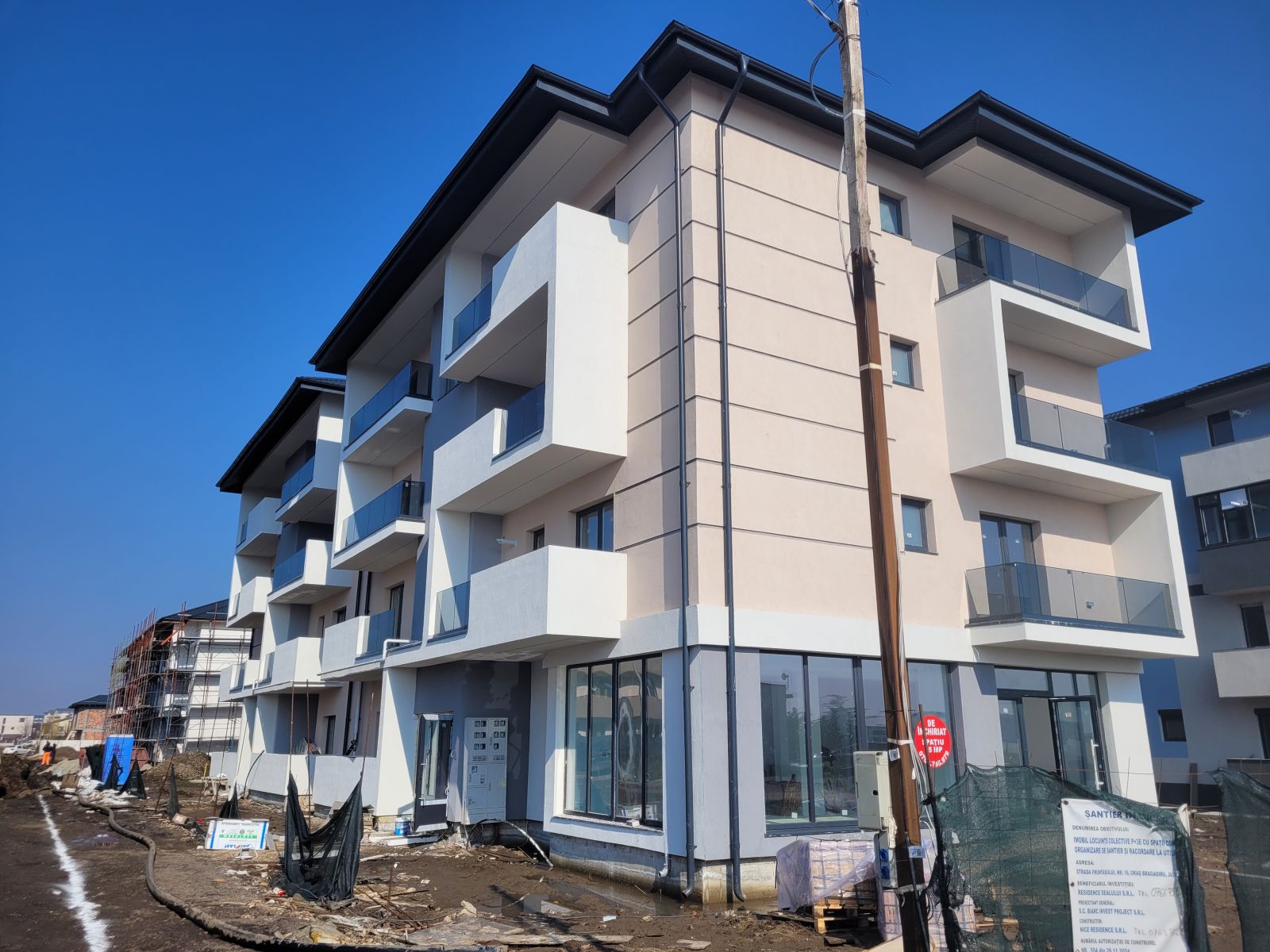 Ansamblu rezidențial modern dezvoltat de Crisplace în Bragadiru, cu apartamente noi și balcoane spațioase aproape de București.