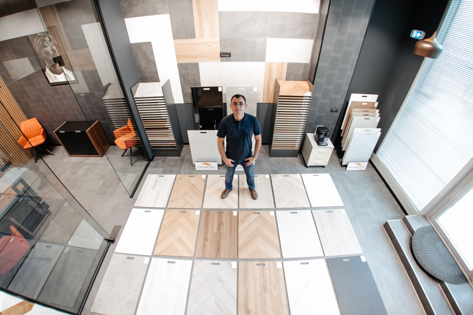Mostre de pardoseală SPC și finisaje moderne expuse în showroom-ul dekoMAG